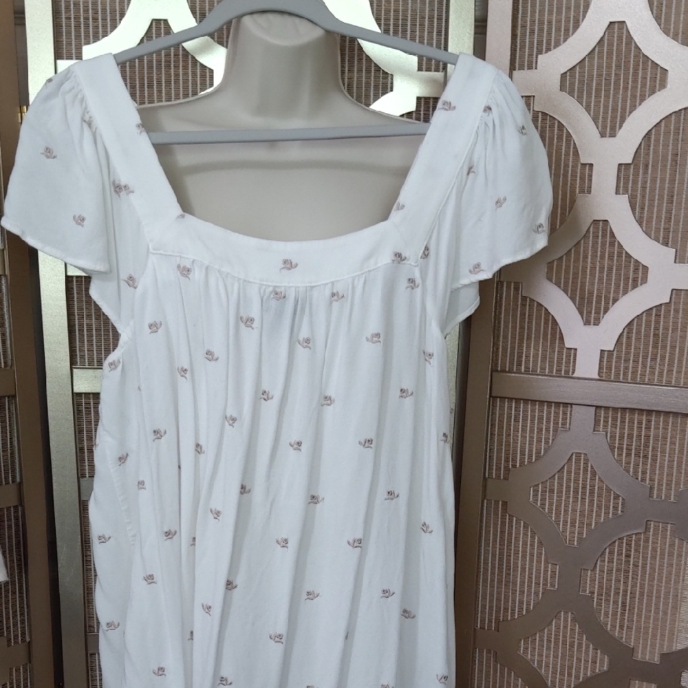 Torrid Size 1 White Top with Pink Floral Details